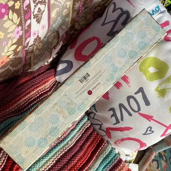 Cottage core vintage box 16inches long with lid gold edged - Picture 5 of 9